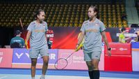 Pasangan ganda putri Indonesia, Isyana Syahira Meida (kanan) dan Rinjani Kwinara Nastine (kiri), saat menjalani sesi latihan intensif. Mereka bertekad keras untuk menembus babak perempatfinal Thailand Open Super 500 2026 sebagai salah satu target utama di masa depan.