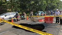Kemacetan parah terjadi di Jalan Lenteng Agung, Jakarta Selatan, akibat insiden amblasnya jalan yang melumpuhkan arus lalu lintas menuju Depok. Petugas segera dikerahkan untuk penanganan.