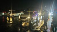 Ilustrasi: Ban kendaraan yang rusak setelah melintasi jalan berlubang. Insiden serupa terjadi di Tol Jagorawi, memicu keluhan dan kerugian bagi banyak pengendara.