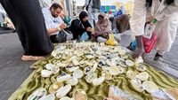 Jemaah haji dari berbagai negara memadati salah satu pusat perbelanjaan di Makkah, mencari oleh-oleh dan kebutuhan pribadi menjelang puncak ibadah haji.