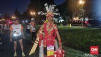 Bagus Setiawan (31) tampil memukau dengan kostum Dayak Landak Kalimantan saat berpartisipasi di Jogja Run D-City 2026, Minggu (24/5), setelah menempuh perjalanan jauh dari Pasuruan.