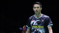 Jonatan Christie melayangkan pukulan saat bertanding di turnamen bulutangkis internasional.