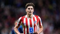 Julian Alvarez (kanan) saat beraksi bersama Manchester City. Sergio Aguero meyakini striker Argentina ini memiliki profil yang ideal untuk gaya bermain Barcelona.