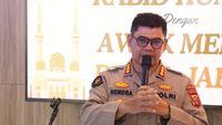Petugas kepolisian mengamankan lokasi pasca-kericuhan dalam peringatan Hari Buruh Internasional atau May Day di Bandung, yang melibatkan enam pelajar sebagai tersangka.