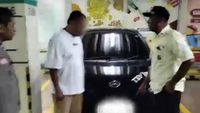 Aksi penangkapan penganiaya pegawai SPBU oleh Kapolsek Cileungsi yang menyamar sebagai sekuriti di Cileungsi, Bogor.