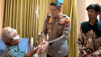 Kapolres Jakarta Timur menjenguk pedagang buah Alimin, korban tabrak lari mobil Pajero di Duren Sawit, memastikan penanganan medis dan proses hukum pelaku.