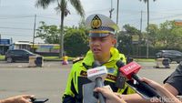 Pemandangan antrean kendaraan di jalur Puncak, Bogor, saat momen libur panjang. Sistem one way diterapkan untuk mengurai kepadatan lalu lintas.