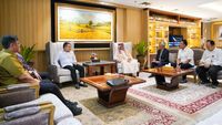 Kepala Staf Kepresidenan Jenderal TNI (Purn) Dudung Abdurachman (kanan) berdialog dengan Duta Besar Arab Saudi untuk Republik Indonesia Faisal Bin Abdullah H. Amodi (kiri) dalam sebuah pertemuan penting di Jakarta.