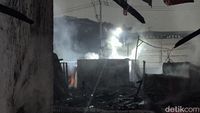 Asap hitam pekat membubung tinggi dari lokasi kebakaran hebat di permukiman padat Gandamekar, Cikarang Barat, Bekasi, saat petugas berjuang memadamkan api.