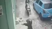 Komplotan curanmor bersenjata api yang beraksi di sebuah kosan di Duren Sawit, Jakarta Timur, terekam CCTV dan gagal setelah dipergoki satpam. Polisi kini memburu para pelaku.
