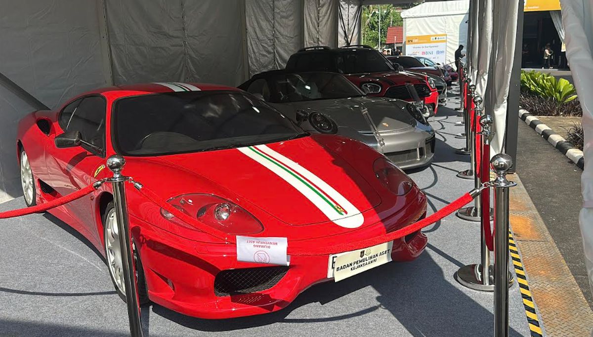 Lelang barang rampasan negara, termasuk 'Kursi Firaun' dan mobil McLaren, menarik perhatian di Gedung BPA Kejaksaan RI.