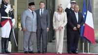 Presiden Republik Indonesia Prabowo Subianto (kiri) bersama Presiden Prancis Emmanuel Macron di Istana Elysee, Paris, Kamis (28/5/2024). Prabowo menegaskan komitmen Indonesia menjaga perdamaian global di tengah tantangan dunia multipolar.