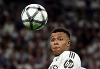Kylian Mbappe (kanan) saat menikmati liburan di Italia bersama Ester Exposito (kiri), memicu spekulasi di tengah perburuan gelar Real Madrid.