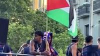 Bintang muda Barcelona, Lamine Yamal, memicu kontroversi setelah terlihat mengibarkan bendera Palestina saat parade juara di kota tersebut, menarik kecaman keras dari Menteri Pertahanan Israel.