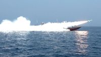 Kapal perang Iran berpatroli di perairan Selat Hormuz yang strategis, lokasi insiden penembakan empat kapal.