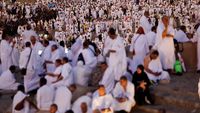 Jutaan jemaah haji dari berbagai negara memadati Padang Arafah, Arab Saudi, untuk menjalani ritual wukuf yang merupakan puncak dan inti dari ibadah haji.