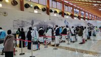 Petugas melayani calon jemaah haji Indonesia melalui fasilitas 'Mecca Route' di Bandara Internasional Soekarno-Hatta, menawarkan kemudahan proses keimigrasian langsung di Tanah Air.