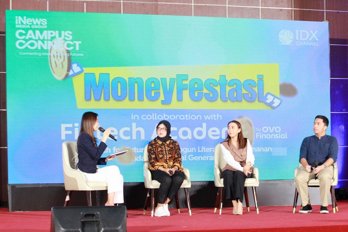 Suasana kegiatan edukasi literasi keuangan 'Moneyfetasi iNews Media Group Campus Connect' oleh OVO Finansial di Universitas Negeri Sebelas Maret (UNS), Surakarta, yang membekali mahasiswa dengan keterampilan manajemen finansial.