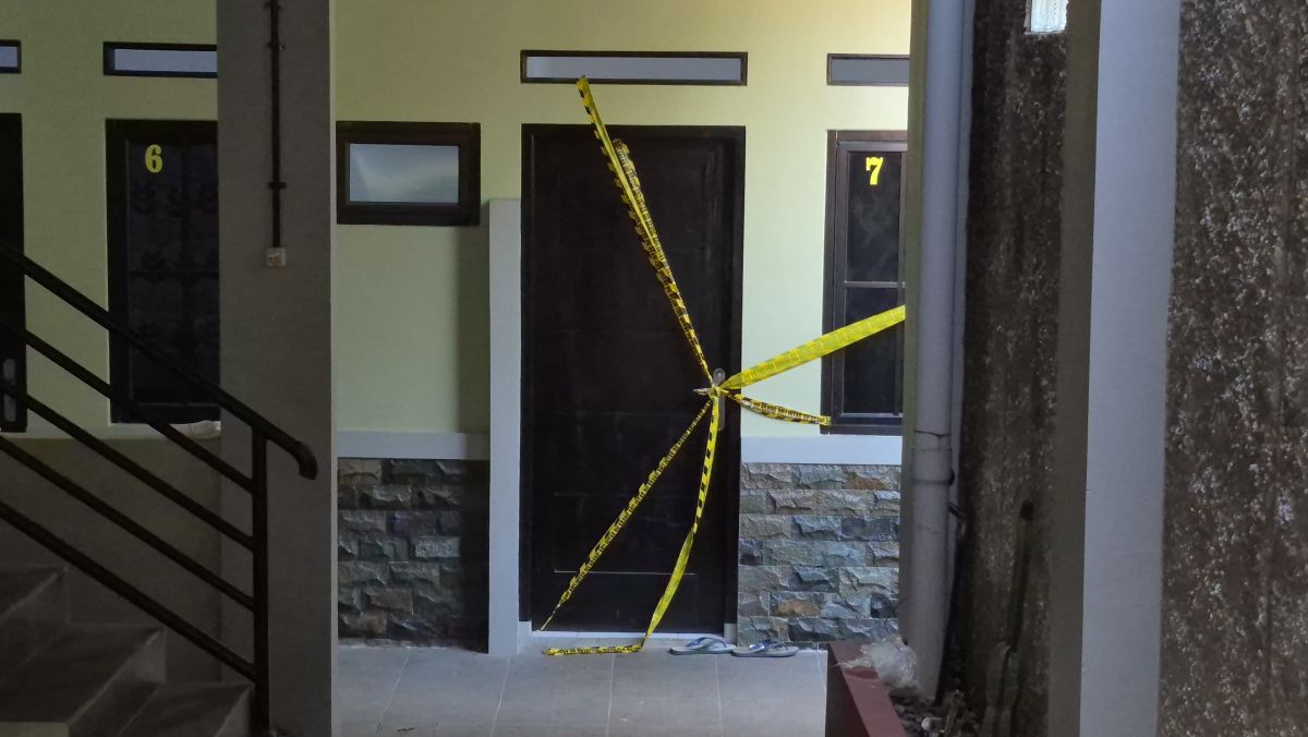 Petugas kepolisian melakukan olah TKP di lokasi penemuan jenazah balita di sebuah kontrakan.
