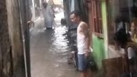 Warga meninjau kondisi rumah mereka yang terendam banjir setelah Tembok Penahan Tanah (TPT) ambruk akibat luapan Sungai Ciluar.