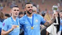 Kyle Walker (kanan) dan Phil Foden (kiri) saat berlaga untuk Manchester City. Walker terkejut dengan pandangan hipotetis Thomas Tuchel terkait seleksi Foden untuk Piala Dunia 2026.