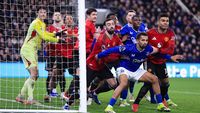 Howard Webb, Kepala Petugas Wasit PGMOL, memimpin inisiatif penting untuk meninjau dan mengatasi maraknya insiden 'gulat bebas' di Liga Primer Inggris, menjanjikan penegakan aturan yang lebih ketat musim depan.