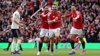 Pemain Manchester United merayakan kemenangan penting yang mengamankan posisi ketiga di Liga Inggris, sementara tekanan meningkat pada Liverpool untuk menjaga asa Liga Champions.