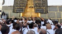 Ribuan jemaah dari berbagai negara Barat mengelilingi Ka'bah di Masjidil Haram, Makkah, menunjukkan keteguhan iman di tengah ketidakpastian geopolitik.