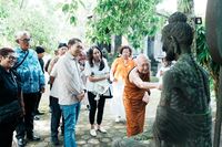Menteri Kebudayaan Fadli Zon (tengah) meninjau Vihara Mendut sebagai bagian dari persiapan Hari Raya Waisak, menekankan komitmen pelestarian Borobudur sebagai warisan hidup dan pentingnya nilai-nilai ajaran Buddha.