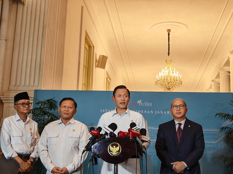 Menteri Koordinator Bidang Infrastruktur dan Pembangunan Kewilayahan, Agus Harimurti Yudhoyono (kanan), saat melaporkan progres megaproyek kepada Presiden Prabowo Subianto di Istana Merdeka.