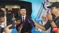 Menteri Sosial Gus Ipul saat akan memberikan keterangan kepada media terkait komitmen transparansi program sosial. (Ilustrasi)