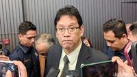 Suasana transaksi valuta asing di Jakarta, merefleksikan gejolak nilai tukar rupiah terhadap dolar AS yang terus melemah.