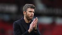 Michael Carrick saat memberikan instruksi dari pinggir lapangan sebagai manajer interim Manchester United.