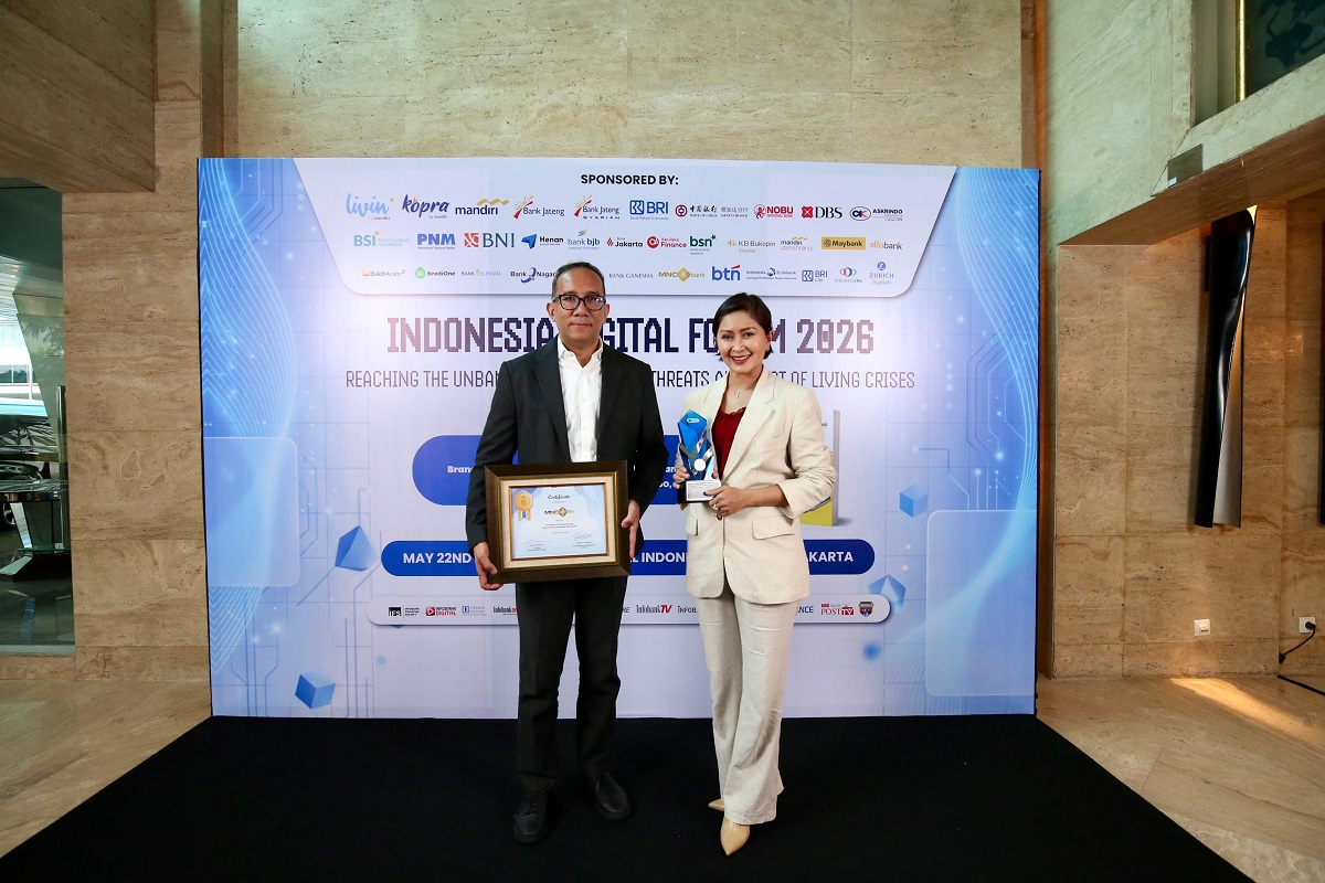 Perwakilan MNC Life saat menerima penghargaan The Most Reputable Life Insurance CEO dan The Best Life Insurance di ajang Infobank-Isentia Digital Brand Appreciation.
