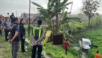 Petugas mengevakuasi bangkai mobil Toyota Avanza yang ringsek setelah ditabrak Kereta Api Argo Bromo Anggrek di perlintasan sebidang Grobogan. Kecelakaan maut ini menewaskan empat orang calon jemaah haji.