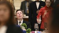 Elon Musk tertangkap kamera tengah merekam sekelilingnya saat menghadiri pertemuan penting antara Presiden AS Donald Trump dan Presiden Tiongkok Xi Jinping di Beijing, Tiongkok. Aksi ini menjadi sorotan di tengah agenda diplomatik tingkat tinggi.