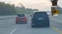 Petugas kepolisian mengamankan terduga pelaku pembunuhan wanita setelah drama pengejaran di luar ruas tol.