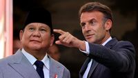 Presiden terpilih Indonesia, Prabowo Subianto, saat berdialog dengan Presiden Prancis Emmanuel Macron di Istana Élysée, Paris, untuk membahas penguatan hubungan bilateral di tengah dinamika geopolitik global.