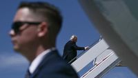 Pesawat kepresidenan Air Force One yang membawa rombongan Presiden Trump, simbol perjalanan diplomatik antarnegara.