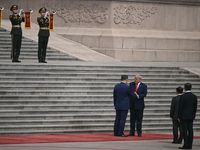 Presiden AS Donald Trump dan Presiden China Xi Jinping berjabat tangan erat saat bertemu di Beijing pada Kamis, 14 Mei. Momen ini menandai dimulainya pertemuan puncak yang krusial bagi hubungan bilateral kedua negara.
