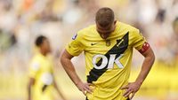 Para pemain NAC Breda menyapa pendukung setia mereka di salah satu pertandingan Eredivisie. Dukungan fanatik selalu menyertai klub dalam suka maupun duka.