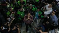 Menteri Pendidikan, Kebudayaan, Riset, dan Teknologi, Nadiem Makarim, saat berinteraksi dengan publik. Kabar viral mengenai tuntutan penjara terhadapnya dipastikan tidak benar dan merupakan misinformasi.