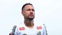 Bintang timnas Brasil, Neymar Jr., saat beraksi di lapangan. Ia kini terancam absen di laga perdana Piala Dunia 2026 akibat cedera betis yang membutuhkan waktu pemulihan hingga tiga pekan.