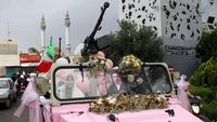 Pasangan-pasangan Iran berpartisipasi dalam pernikahan massal yang diselenggarakan pemerintah di Teheran, sebuah acara yang diklaim sebagai simbol kesiapan untuk berkorban melawan ancaman Amerika Serikat dan Israel.
