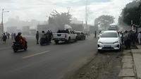 Petugas Dinas Lingkungan Hidup dan Kehutanan (DLHK) Banten memasang alat pemantau kualitas udara di area sekitar pabrik kimia di Cilegon pasca ledakan untuk deteksi dini pencemaran lingkungan.