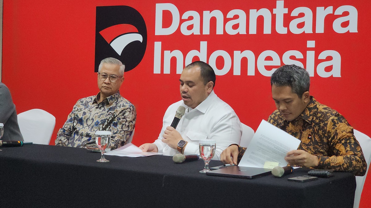 Ilustrasi aktivitas bongkar muat kontainer di pelabuhan, simbol penguatan sistem perdagangan ekspor-impor nasional oleh PT Danantara Sumber Daya Indonesia (DSI).