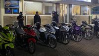 Petugas kepolisian dari Brimob dan Tim Perintis Presisi mengamankan sepeda motor yang terindikasi akan digunakan untuk balap liar di salah satu ruas jalan di Jakarta Timur.