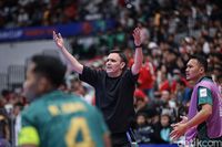Ketua Federasi Futsal Indonesia (FFI) Michael Sianipar (kiri) menyimak evaluasi dari pengamat futsal, menegaskan kesiapan FFI untuk melakukan perbaikan signifikan demi kemajuan futsal nasional.