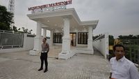 Presiden Prabowo Subianto saat akan meresmikan Museum Marsinah dan 1.061 Koperasi Desa Merah Putih, menggarisbawahi komitmen pemerintah terhadap hak buruh dan penguatan ekonomi kerakyatan.