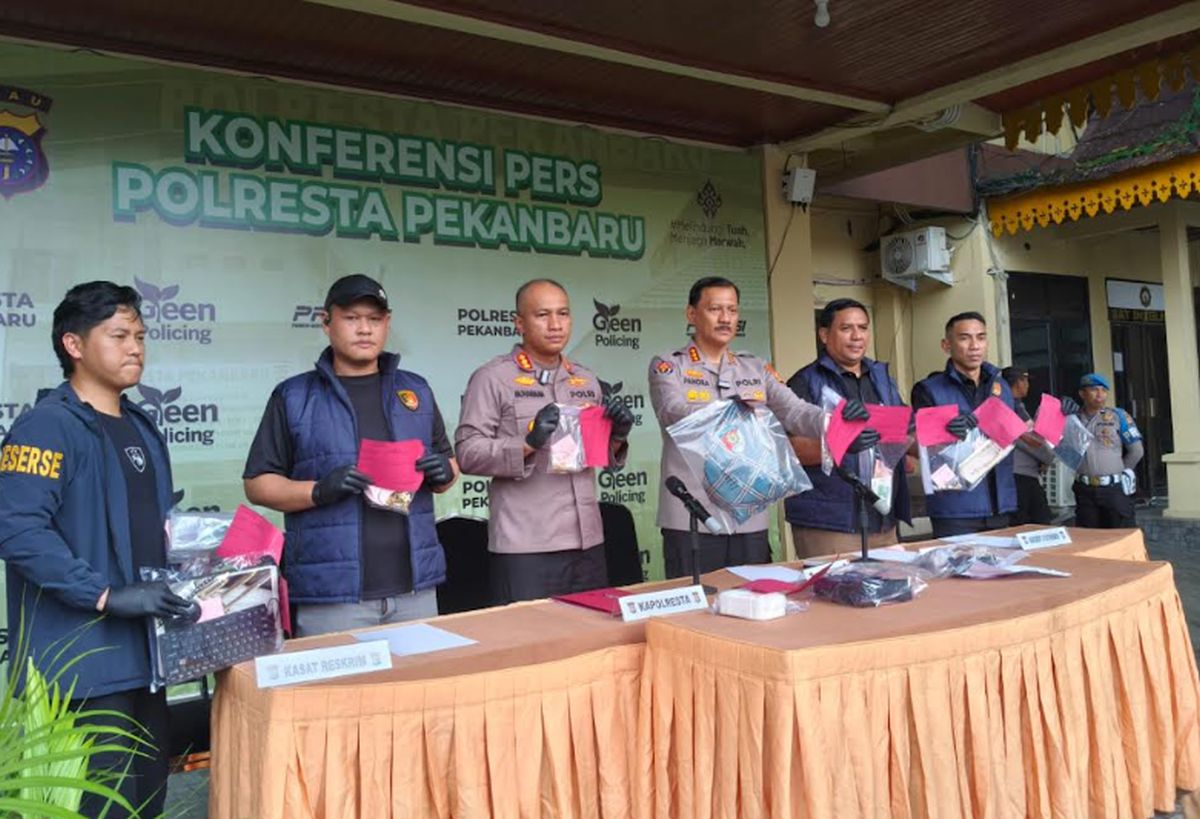 Tim gabungan kepolisian saat menggelar konferensi pers terkait penangkapan pelaku pembunuhan lansia di Pekanbaru.
